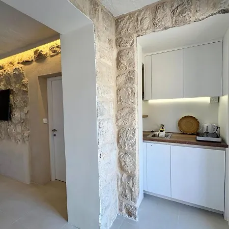 Sea Breeze - Beachside In Lapad Appartement